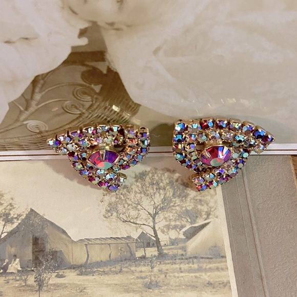 Vintage Unsigned Triangular Bypass Aurora Borealis (AB) Crystal Clip on Earrings - Picture 7 of 16